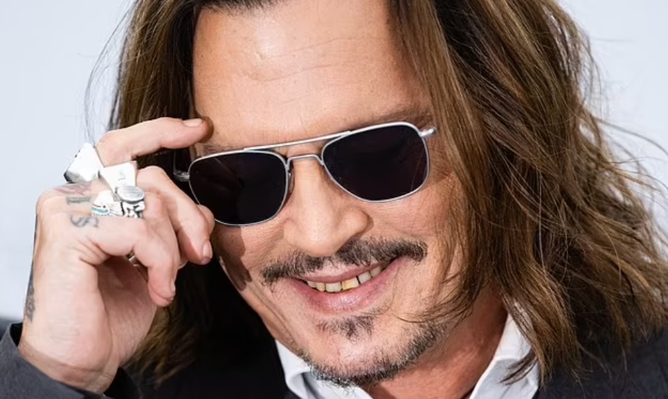 Johnny Depp sredio zube godinu dana nakon što su njegovi "truli" zubi zabrinuli obožavatelje