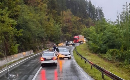 Nova nesreća na bh. cestama: Zbog sudara obustavljen saobraćaj na putu Maglaj-Kosova