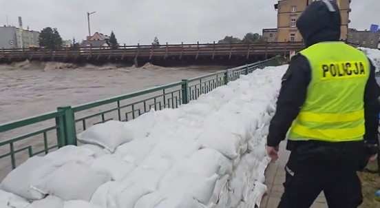 Bujice preplavljuju Poljsku i Češku: Zabilježena prva žrtva, traga se za četiri osobe