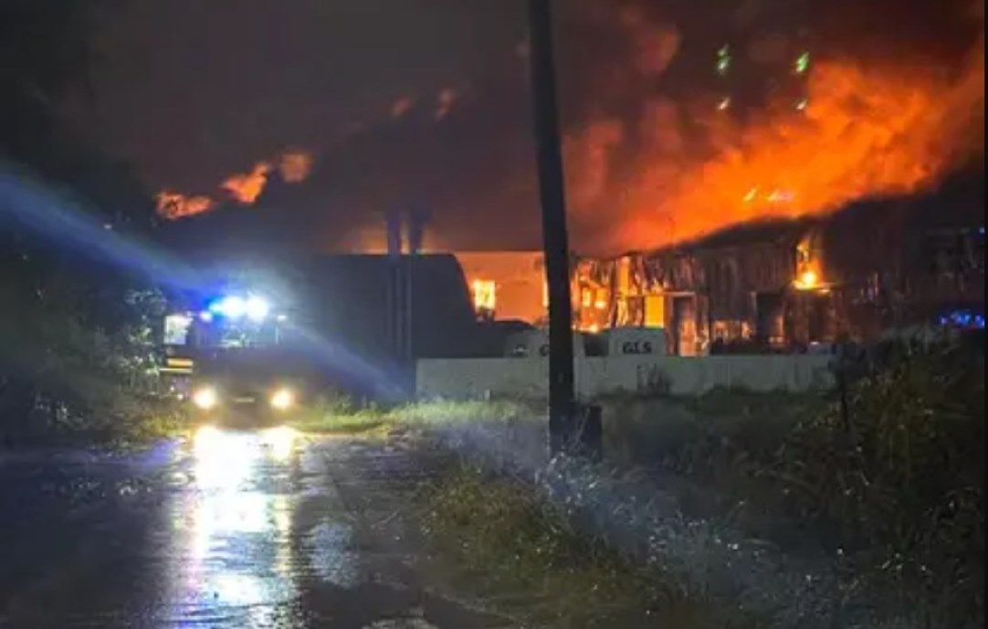 Veliki požar u Hrvatskoj: Gore skladišta, na terenu veliki broj vatrogasaca