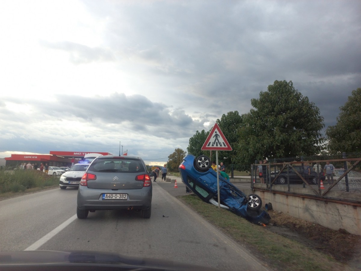 U saobraćajnoj nesreći kod Gradačca povrijeđena jedna osoba, saobraćaj se odvija otežano