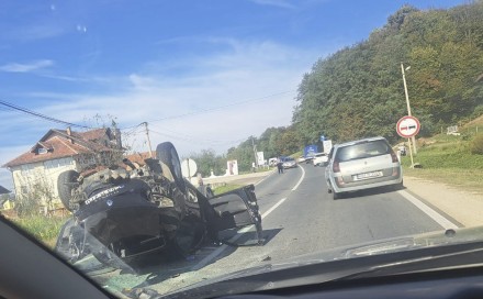 U saobraćajnoj nesreći na putu Tuzla-Doboj učestvovala tri vozila, nema povrijeđenih osoba