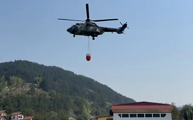 Helikopter MUP-a Srbije gasi veliki požar na području Srebrenice