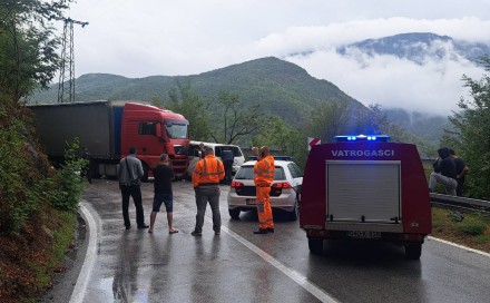 Direktni sudar kamiona i kombija kod Jablanice: Obustavljen saobraćaj