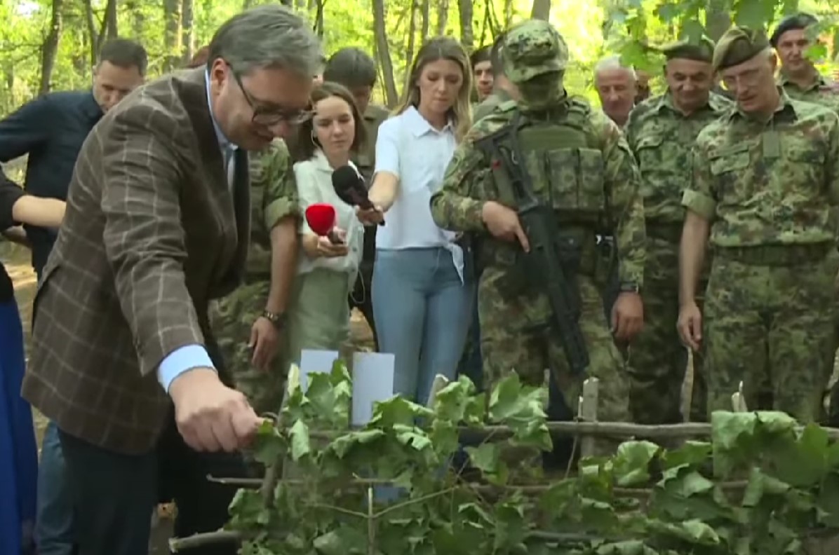 Vučić u obraćanju vojnicima: Nisam znao da nam je Tuzla vazdušnom linijom svega 38 kilometara