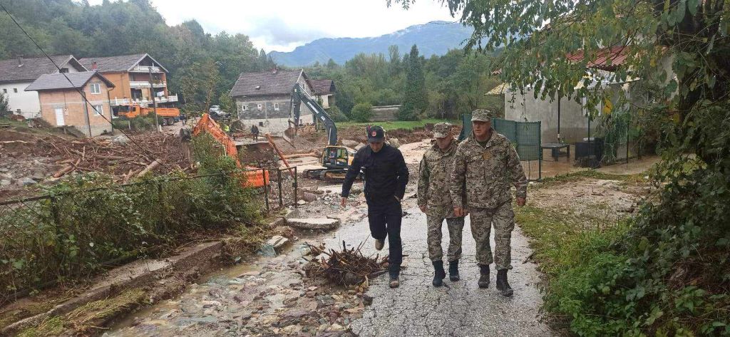 Oružane snage BiH treći dan uklanjaju posljedice poplava u najugroženijim područjima