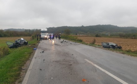 Teška saobraćajna nesreća kod Doboja: Jedna osoba poginula, jedna teško povrijeđena