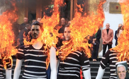 Protest ispred Skupštine Albanije: Opozicioni poslanici zapalili lutke Rame i saradnika