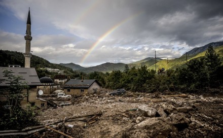 Tračak nade s prizorom duge iznad minareta potopljene džamije u Donjoj Jablanici