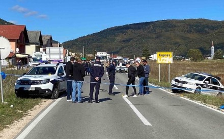 Drama u BiH: Kombi probio policijsku blokadu, uništio nekoliko vozila pa sletio u dvorište crkve