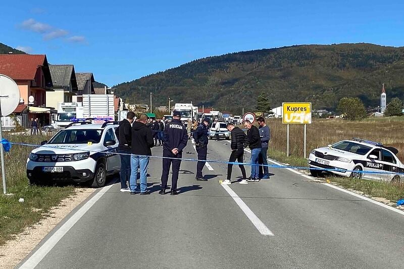 Drama u BiH: Kombi probio policijsku blokadu, uništio nekoliko vozila pa sletio u dvorište crkve