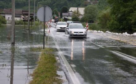 Situacija na putevima izuzetno teška: Evo koji alternativni pravci su prohodni za vozila