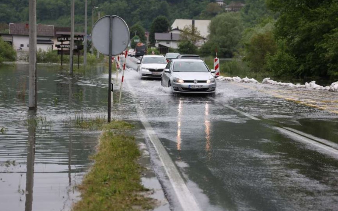 Situacija na putevima izuzetno teška: Evo koji alternativni pravci su prohodni za vozila