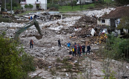 Spasioci i volonteri udruženi u borbi protiv posljedica poplava u Jablanici