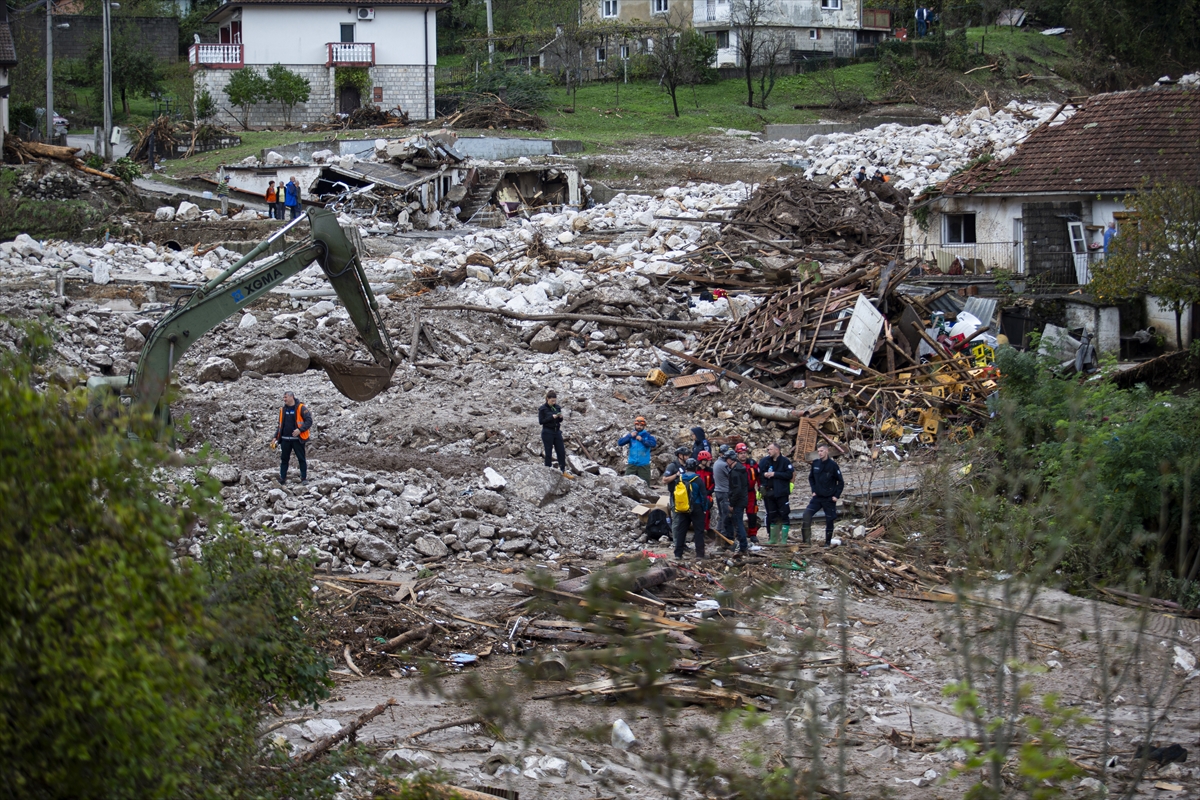 Spasioci i volonteri udruženi u borbi protiv posljedica poplava u Jablanici