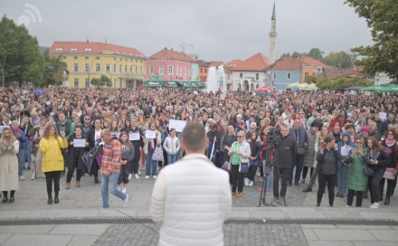 Veliki broj građana na protestima u Tuzli: Nabavka linearnog akceleratora još nije gotova