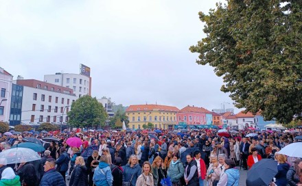 Veliki broj građana na protestima u Tuzli: Nabavka linarnog akceleratora još nije gotova