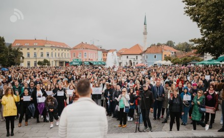 Veliki broj građana na protestima u Tuzli: Nabavka linearnog akceleratora još nije gotova