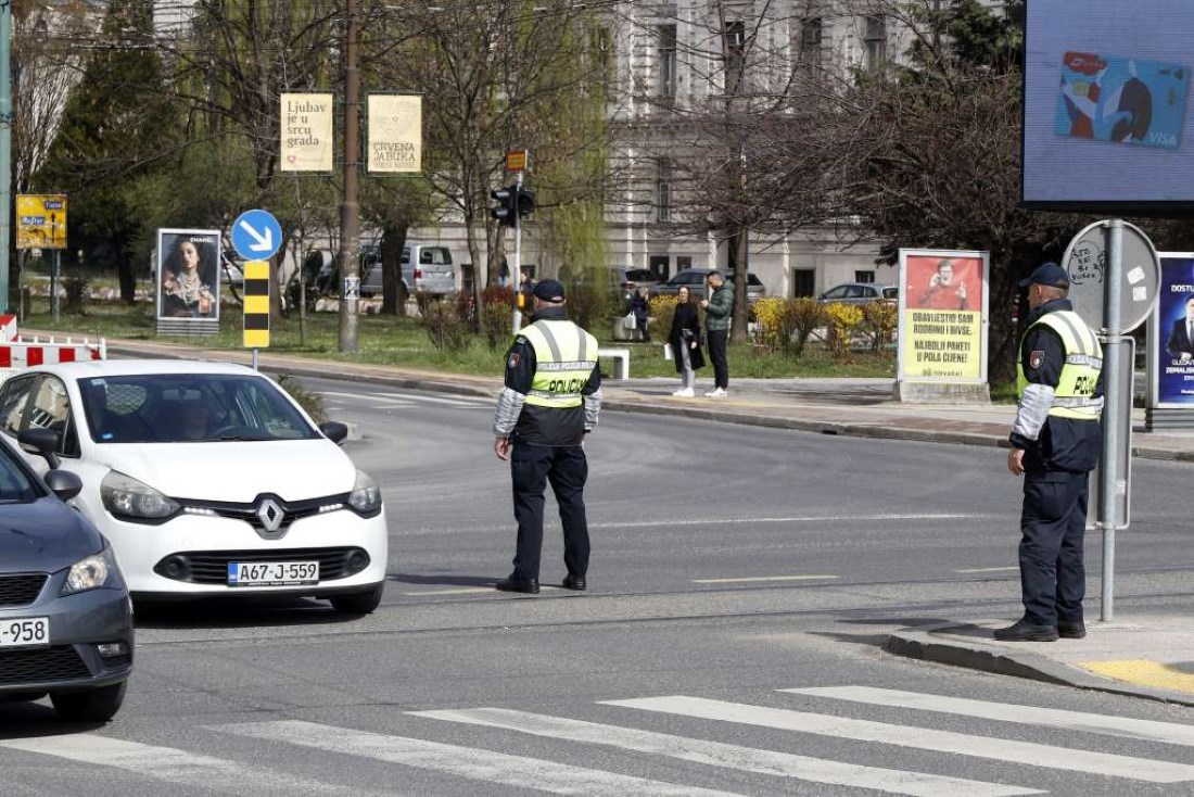 U Sarajevu uručeno 527 prekršajnih naloga u protekla 24 sata, 62 vozača isključena iz saobraćaja